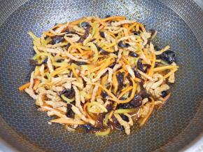 加入鱼香肉丝酱，翻炒至入味即可。