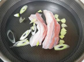 五花肉凉水入锅，加入葱姜焯水。