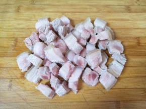 焯过水的五花肉冲洗干净，切成小块。