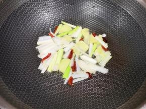炒锅内倒适量的菜籽油烧热，下入葱姜和干红辣椒炒香。