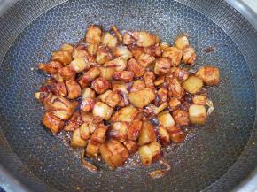 加入一袋蜜汁红烧酱，炒出香味。