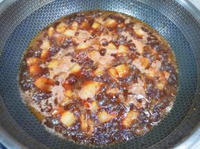 加开水没过肉块，大火烧开以后转中小火炖一个小时。