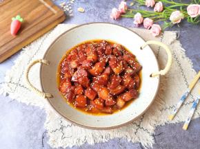 出锅撒上熟白芝麻。