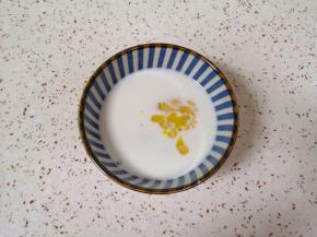 小碗里加入牛奶、土鸡蛋和糖粉搅拌均匀。