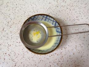 过筛滤出蛋筋，这样蛋挞液更细腻。