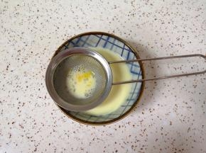 过筛滤出蛋筋，这样蛋挞液更细腻。