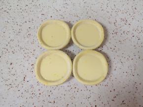 蛋挞皮自然解冻，倒入做好的蛋挞液。