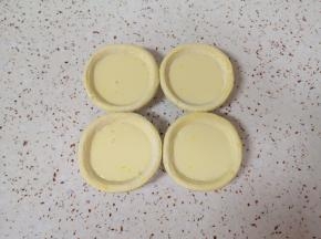 蛋挞皮自然解冻，倒入做好的蛋挞液。