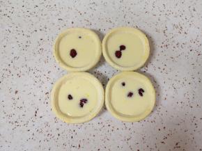 加入蔓越莓干。