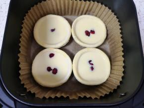 空气炸锅炸篮里放入专用油纸，放入蛋挞。