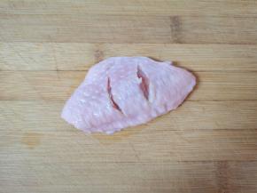 洗干净的鸡翅正反两面各划两道，腌制的时候更快入味。