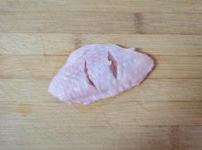 洗干净的鸡翅正反两面各划两道，腌制的时候更快入味。