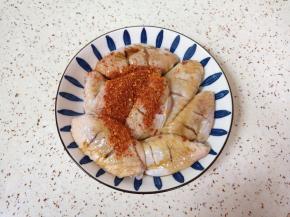 加入1勺料酒和3勺味极鲜酱油，根据自己的口味放盐和辣椒粉。