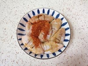 加入1勺料酒和3勺味极鲜酱油，根据自己的口味放盐和辣椒粉。