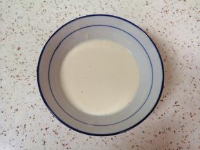 酥香炸粉加水搅拌均匀调成炸糊备用。