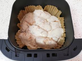 空气炸锅炸篮里铺上专用油纸，将粘上干粉的鸡翅放入调好的炸糊里面蘸一下，放入空气炸锅炸篮里，180度空炸15分钟。