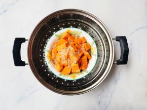 南瓜去皮切块加入冰糖蒸熟，