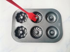 甜甜圈模具刷一层油，