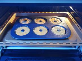 面团揉圆直接压入模具中，180度烤35分钟，