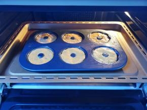 面团揉圆直接压入模具中，180度烤35分钟，