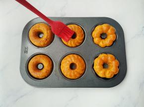 取出刷一层蛋黄液，再烤5分钟即可。