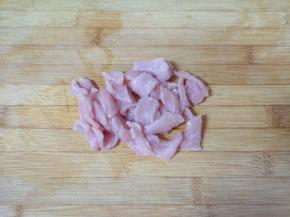 瘦肉切成片。