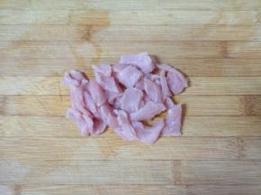 瘦肉切成片。