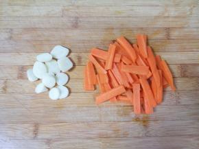 大蒜切成片，胡萝卜切成条。