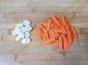 大蒜切成片，胡萝卜切成条。