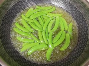 锅里放水烧开，下入甜豆，加入一点盐和1小勺调和油焯水。