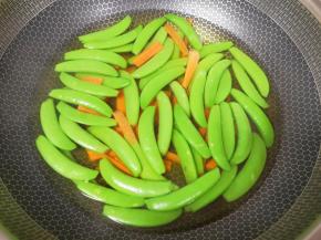 关火以后下入胡萝卜烫一下，捞出过凉水，控一下水分备用。