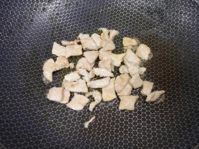 炒锅内倒适量的调和油，凉油下入肉片，开火翻炒至肉片变色盛出备用。