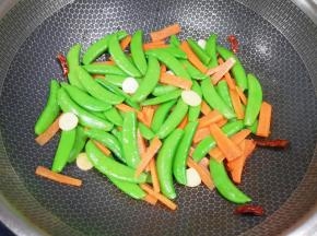 下入甜豆胡萝卜翻炒均匀。