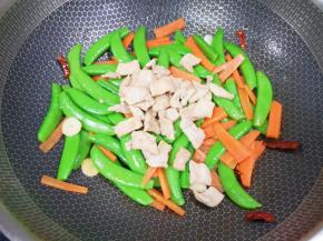 下入炒好的肉片翻炒均匀。