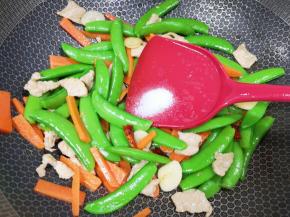 放盐翻炒至入味。