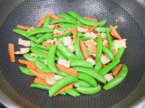 放鸡精增加口感，翻炒均匀关火。