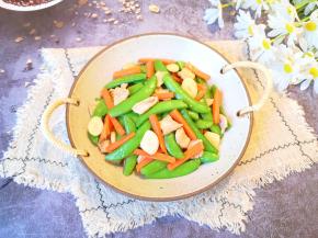 色香味俱全的甜豆炒肉片出锅。