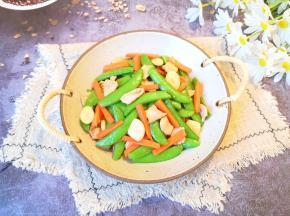 色香味俱全的甜豆炒肉片出锅。