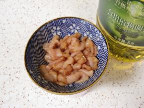 将肉片放入小碗，放点盐抓捏至发粘，加入2勺生抽和1勺调和油搅拌均匀，腌制10分钟左右。