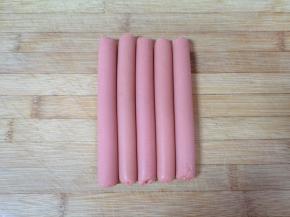 火腿肠去掉外包装。