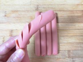 用小刀切花刀。