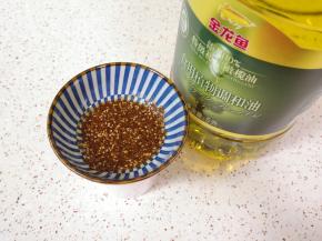 小碗里加入2勺烧烤料和2勺调和油，搅拌均匀调成酱汁备用。