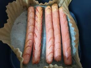 5分钟以后抽出空气炸锅炸篮，将火腿肠翻面。