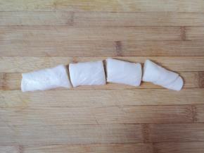 从一头卷起来，分成四份。