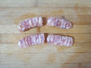 烤肠解冻切花刀，从中间切开一分为二。