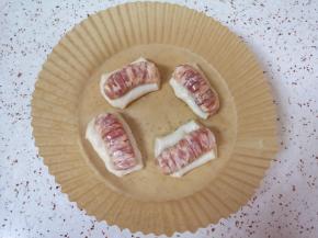 将烤肠放在手抓饼小卷上面。