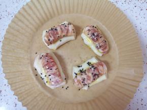 刷上一层蛋液，撒上熟芝麻。