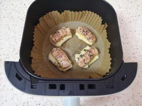 放入空气炸锅炸篮里。