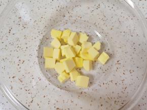黄油室温软化切成小块。
