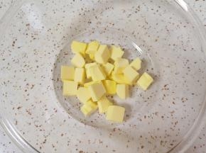 黄油室温软化切成小块。